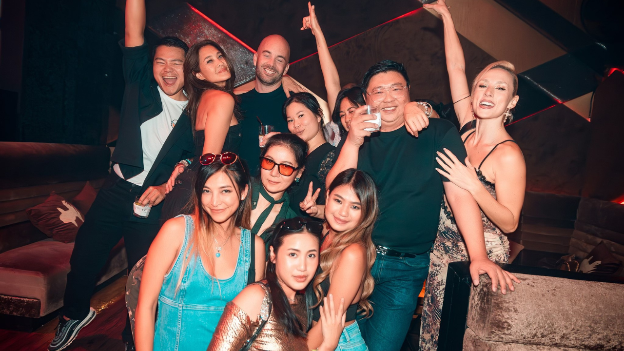 Night Out at Sukhumvit Soi 11 Friends enjoying a night out at Sukhumvit Soi 11 club